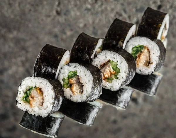 Sushi-Rolle mit Aal und Gurke — Stockfoto