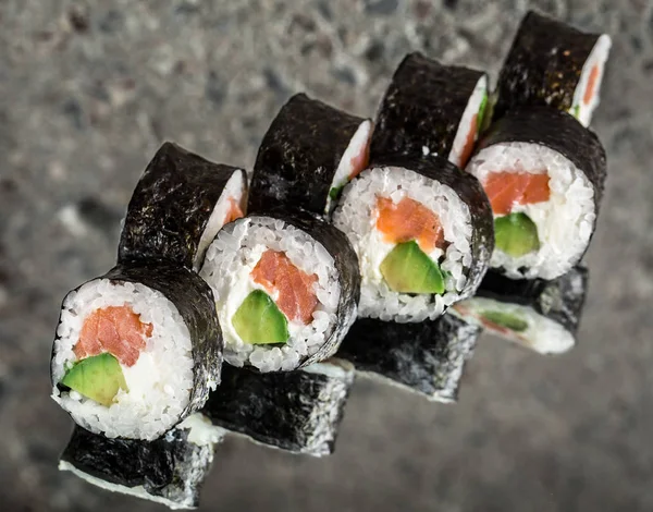 Sushi-Rolle mit Lachs, Frischkäse und Avocado — Stockfoto