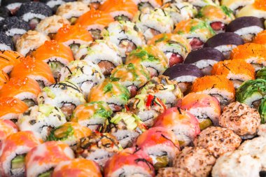 Suşi yuvarlanıyor.