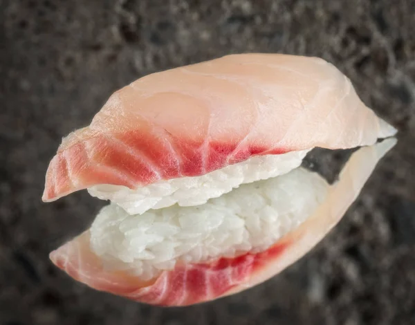 Nigiri sushi con lubina — Foto de Stock