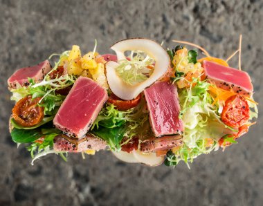 Ton balıklı tataki salata
