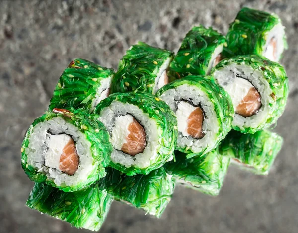 Rolo verde feito com salmão, chuka, cream cheese — Fotografia de Stock