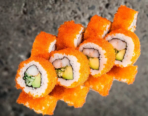 Kalifornische Rolle mit Tobiko, Garnelen, Avocado — Stockfoto