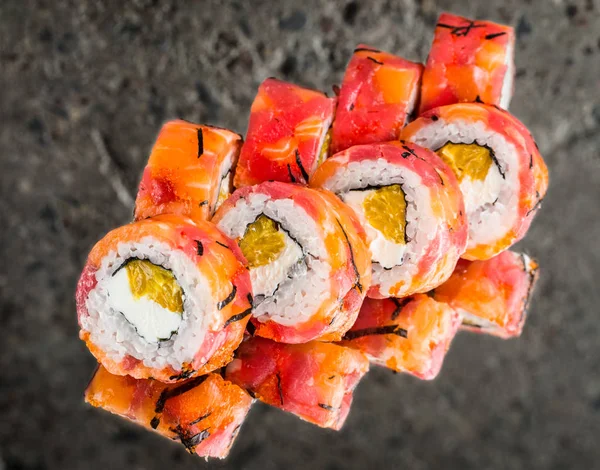 Roll met tonijn, zalm en oranje gemaakt — Stockfoto