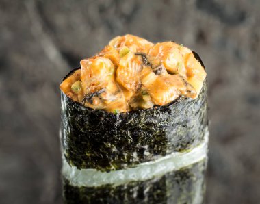 Gunkan yılan balığı ile