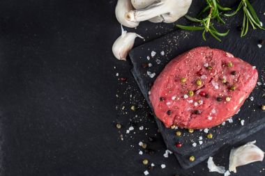 Baharat ile sığır eti biftek