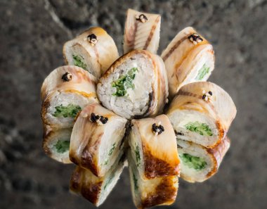 Füme yılan balığı, krem peynir ve salatalık ile