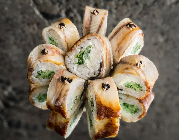 Füme yılan balığı, krem peynir ve salatalık ile