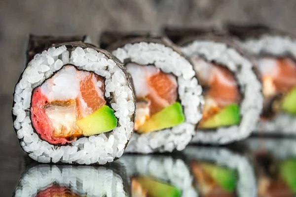 Sushi-Rolle mit Lachs, Garnelen und Avocado — Stockfoto