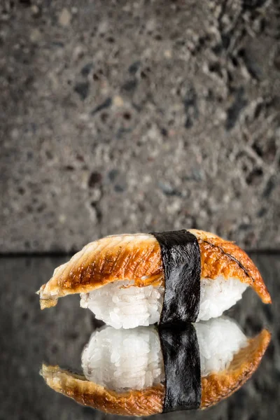 Nigiri suşi ile yılan balığı — Stok fotoğraf