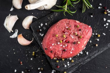 Baharat ile sığır eti biftek