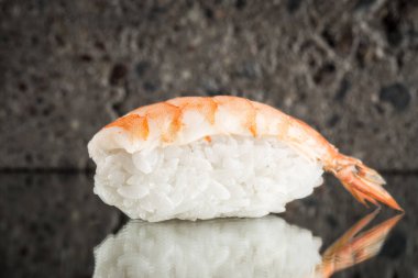 nigiri suşi karidesli