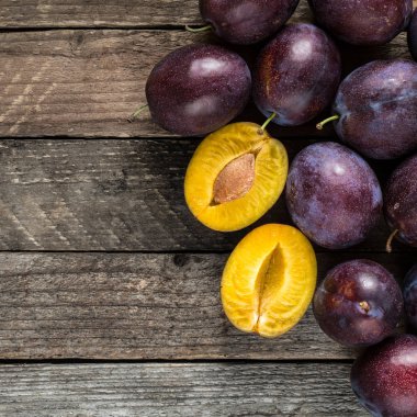 Ahşap masa üzerinde taze mavi Erik