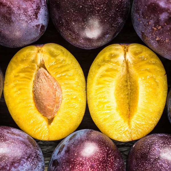 Fresh blue plums — Stock Photo, Image