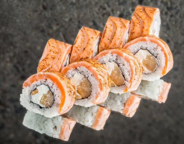 Broodje met zalm, banaan en roomkaas — Stockfoto