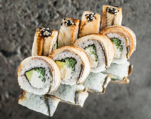 Roll mit geräuchertem Aal, Avocado, Gurke — Stockfoto