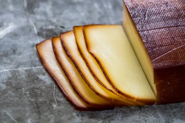 Geräucherter Käse in Scheiben — Stockfoto