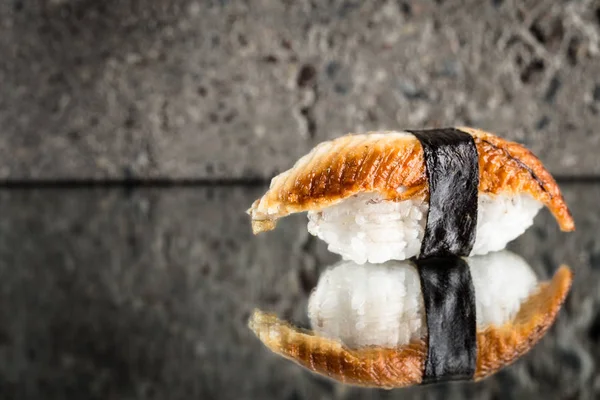 Nigiri suşi ile yılan balığı — Stok fotoğraf