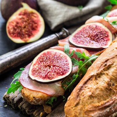 İncir ve prosciutto ile sandviç