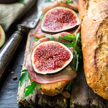 İncir ve prosciutto ile sandviç