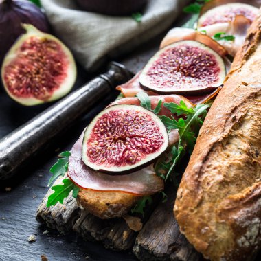 İncir ve prosciutto ile sandviç
