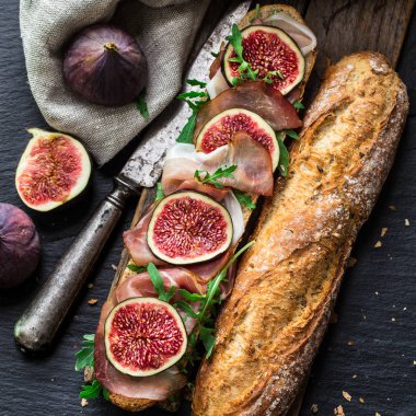 İncir ve prosciutto ile sandviç