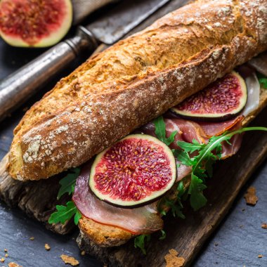 İncir ve prosciutto ile sandviç