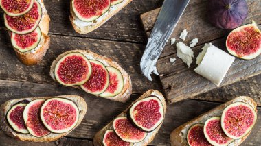 İncir ve keçi peynirli sandviç