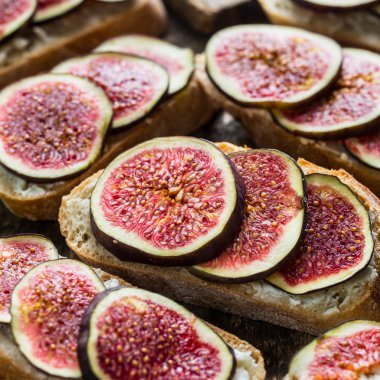 İncir ve keçi peynirli sandviç