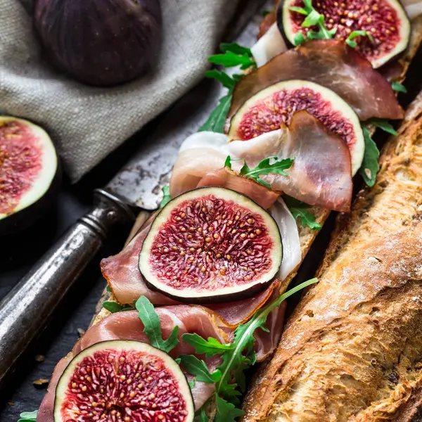 Panino con fichi e prosciutto — Foto Stock