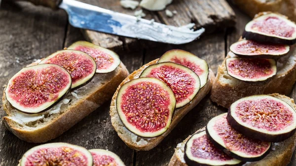 Panino con fichi e formaggio di capra — Foto Stock