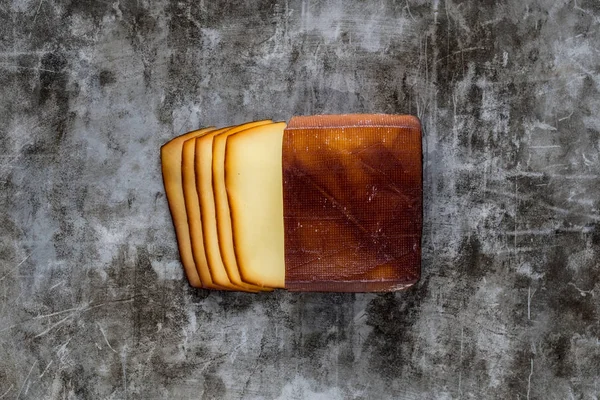 Geräucherter Käse in Scheiben — Stockfoto