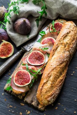 İncir ve prosciutto ile sandviç