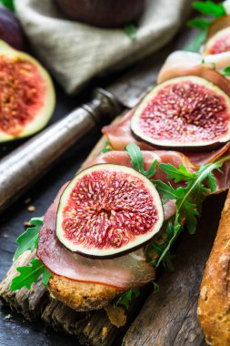 İncir ve prosciutto ile sandviç