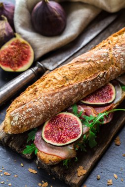 İncir ve prosciutto ile sandviç