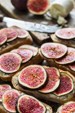 İncir ve keçi peynirli sandviç