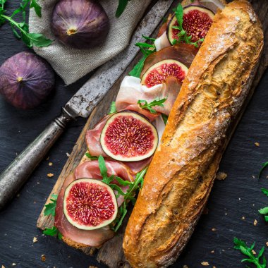 İncir ve prosciutto ile sandviç