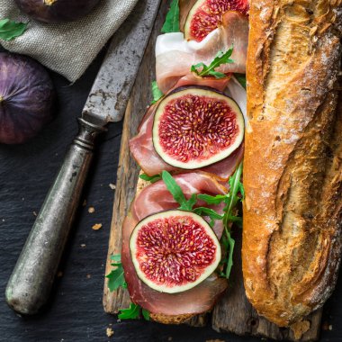 İncir ve prosciutto ile sandviç