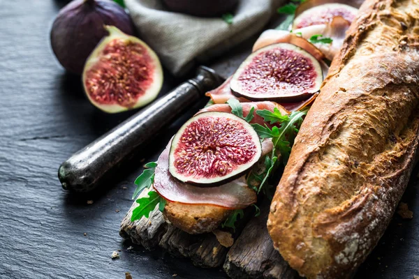 İncir ve prosciutto ile sandviç