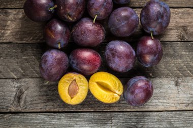 Ahşap masa üzerinde taze mavi Erik