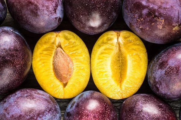 Fresh blue plums — Stock Photo, Image