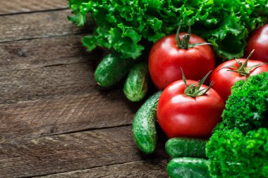 Tahta arka planda taze sebzeler