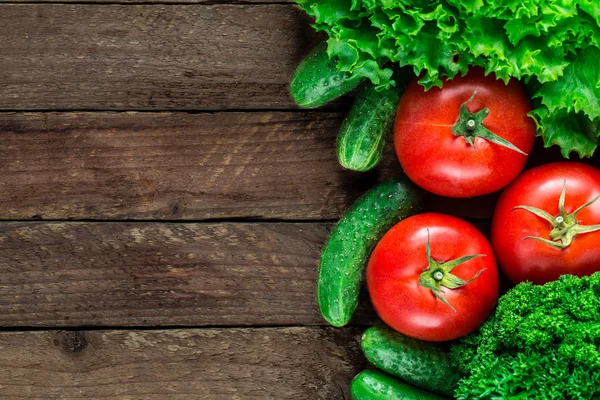 Légumes frais sur fond en bois — Photo