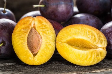 Ahşap masa üzerinde taze mavi Erik