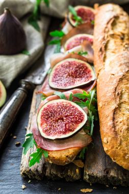 İncir ve prosciutto ile sandviç