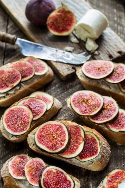 İncir ve keçi peynirli sandviç