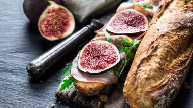 İncir ve prosciutto ile sandviç