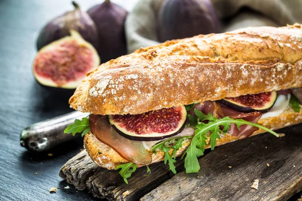 İncir ve prosciutto ile sandviç