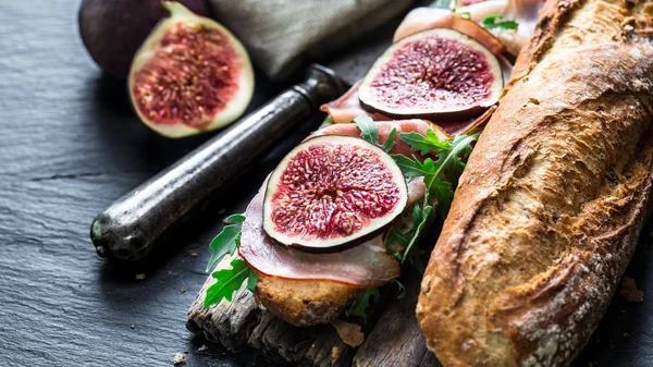 İncir ve prosciutto ile sandviç