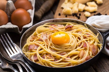 Pastırmalı makarna, yumurta ve peynir.